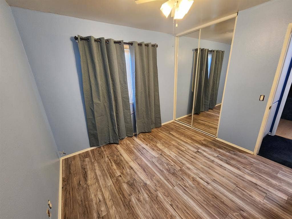 Clean/quiet room for rent in Corona