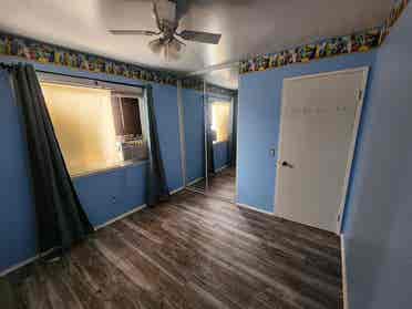 Clean/quiet room for rent in Corona