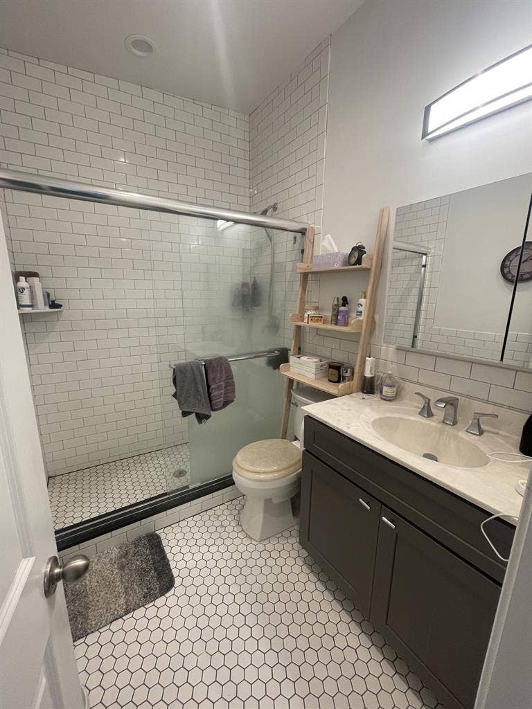 Looking for 1 roommatee