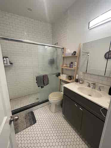 Looking for 1 roommatee