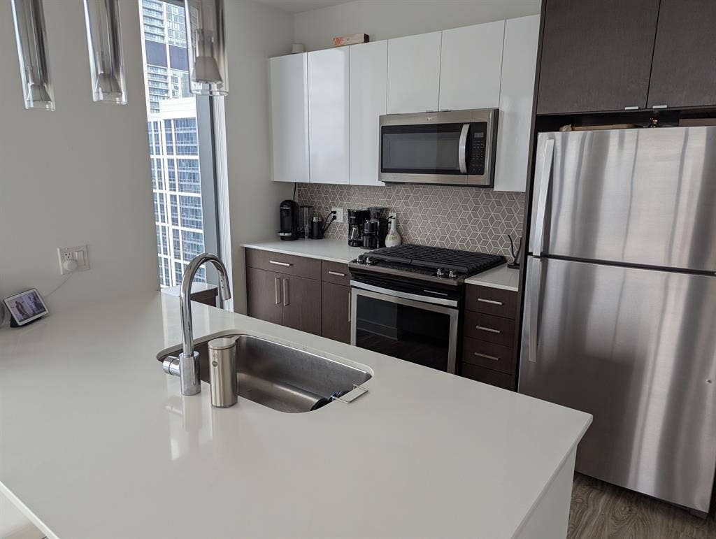 Corner Unit with City View Sublease