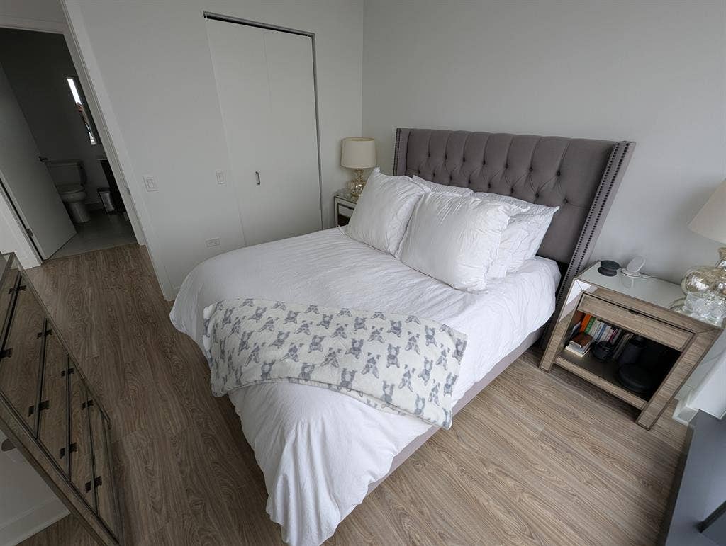 Corner Unit with City View Sublease