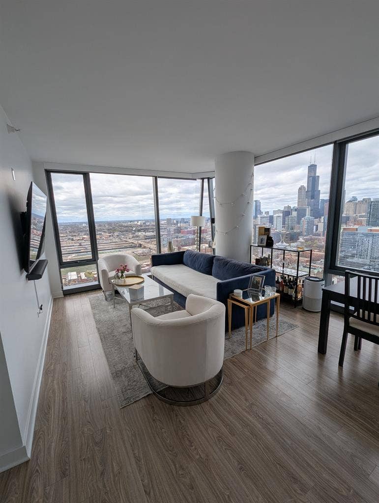 Corner Unit with City View Sublease