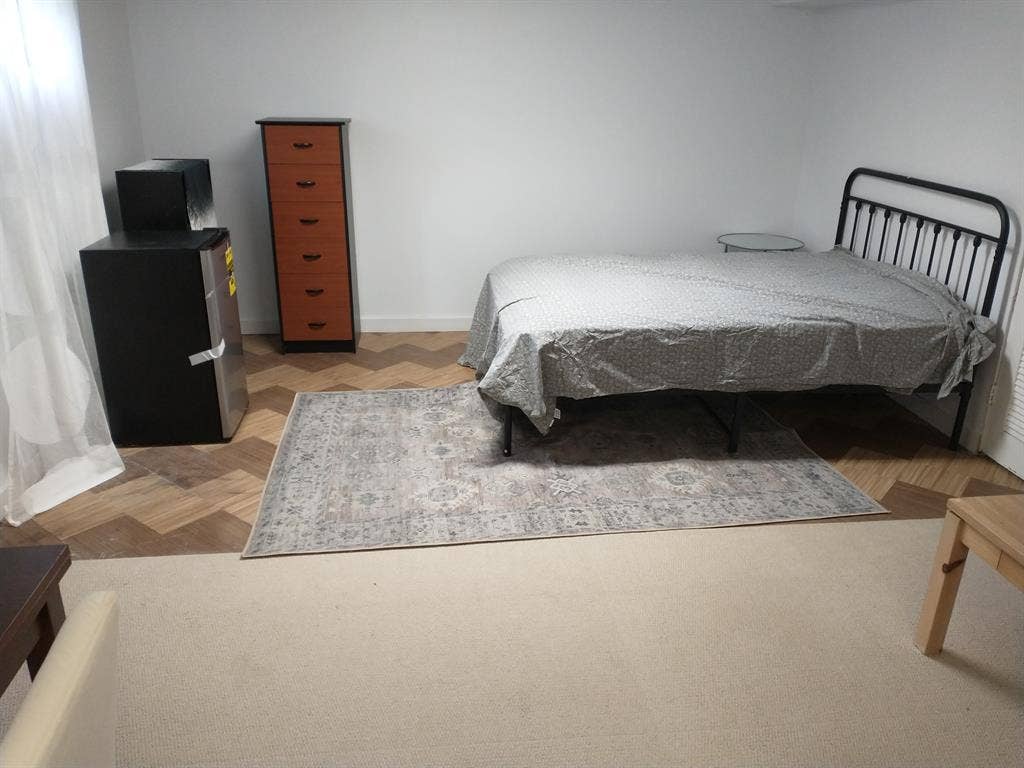 Fully furnished sq ft room