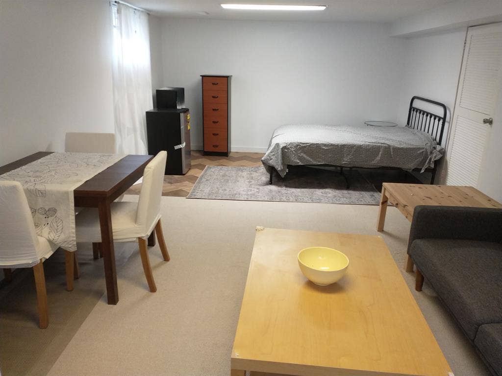 Fully furnished sq ft room