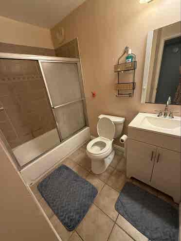 Room for Rent in a Cozy 3-Bedroom