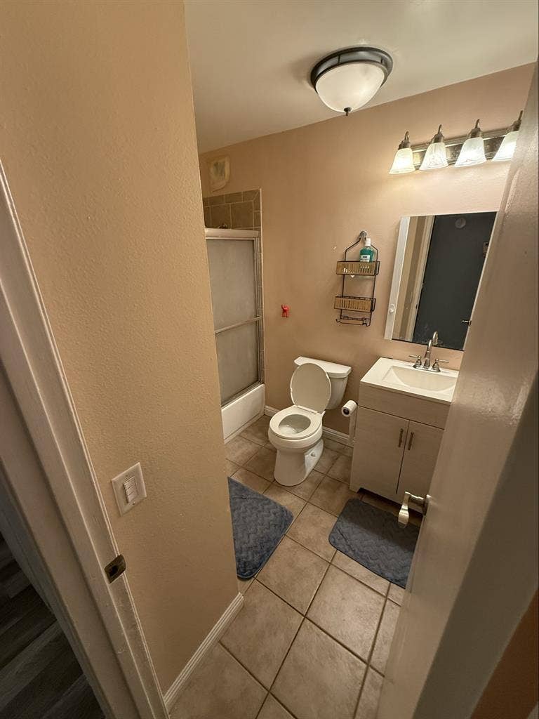 Room for Rent in a Cozy 3-Bedroom