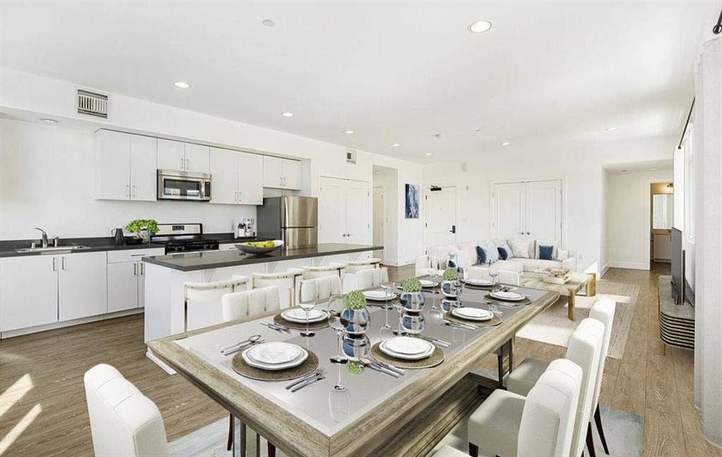 Roommate to share luxury place