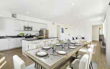 Roommate to share luxury place