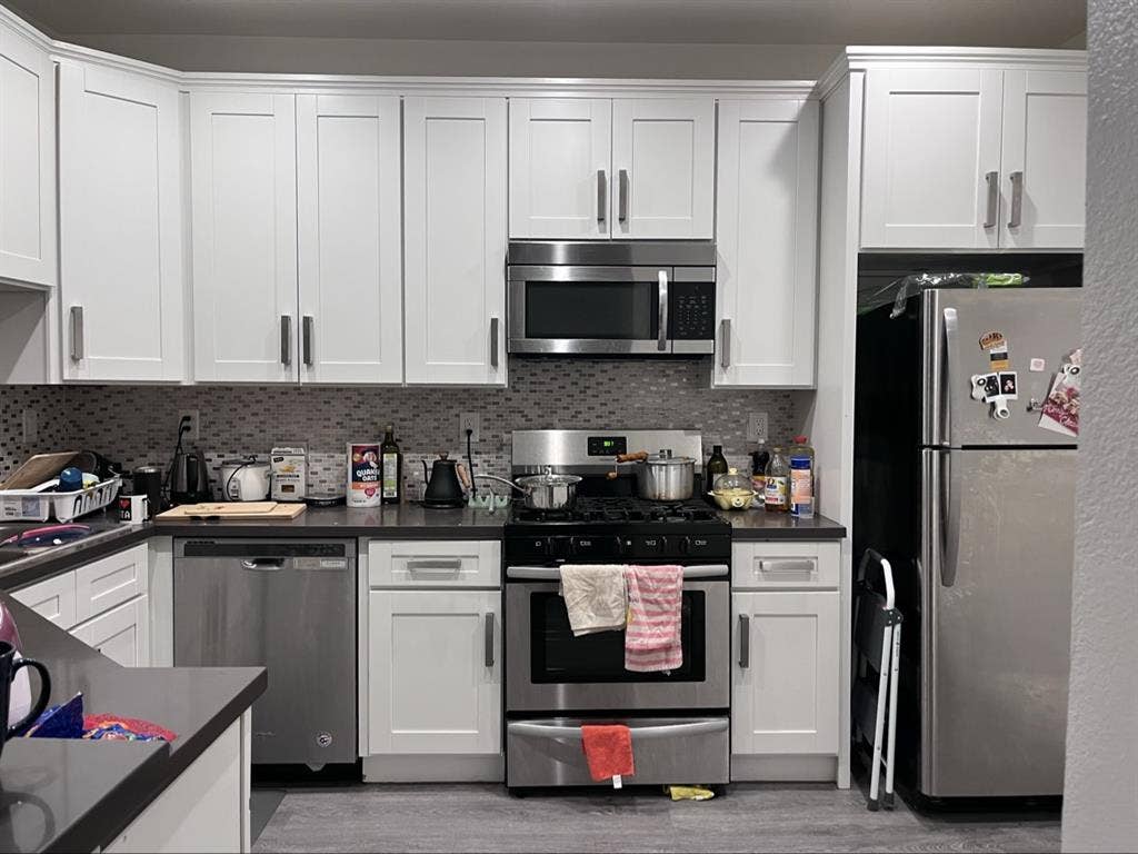 Roommate wanted for b in Palms!