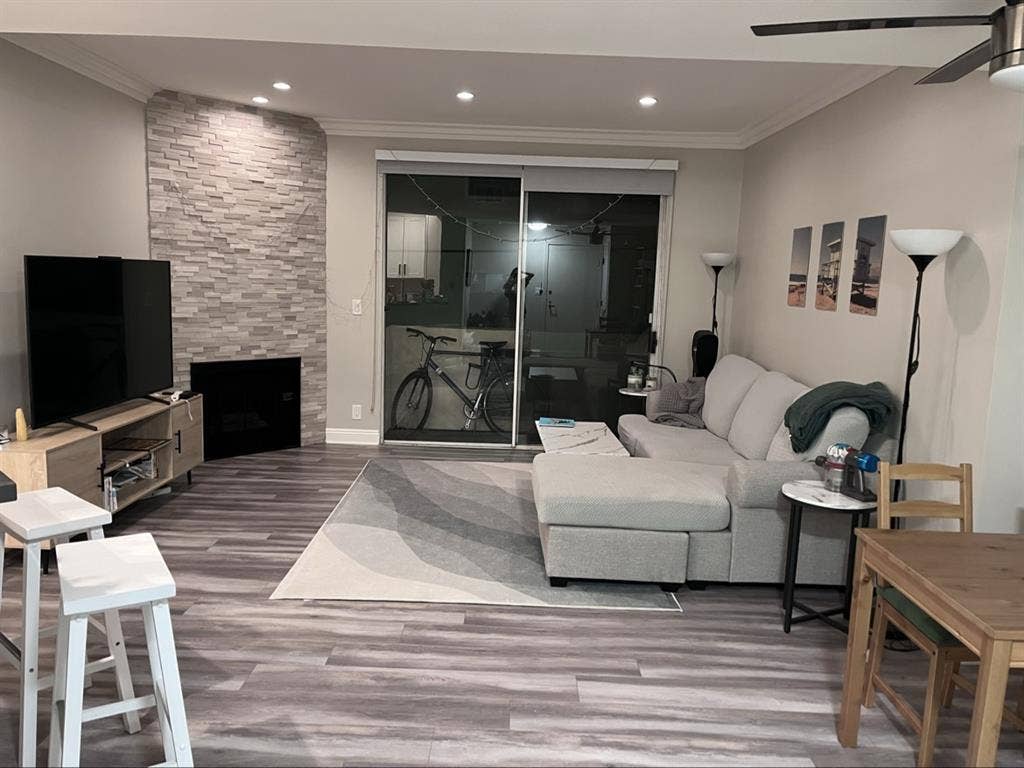 Roommate wanted for b in Palms!