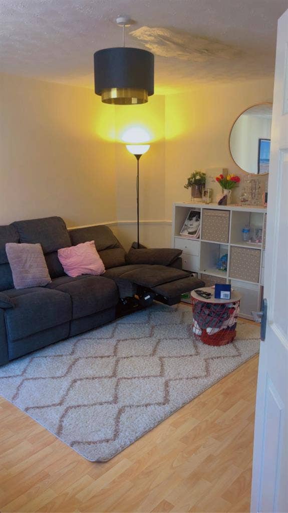 room available for single female
