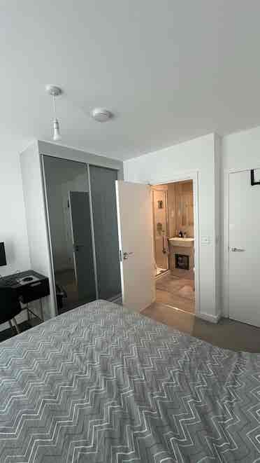 Ensuite room for renting in Acton
