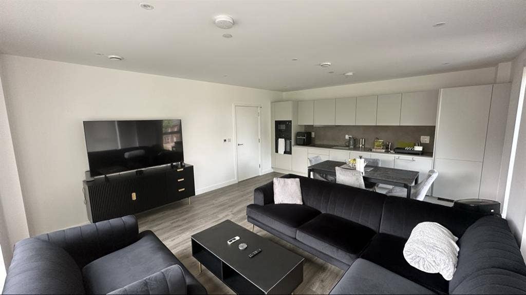 Ensuite room for renting in Acton