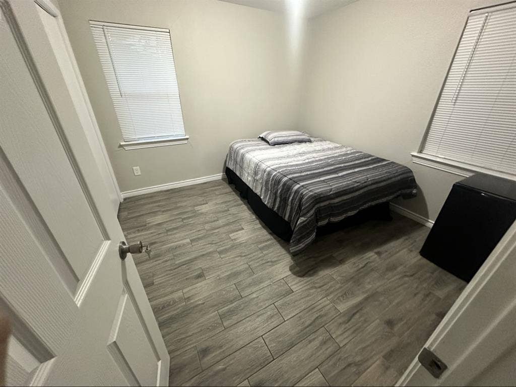 looking for FEMALE roomate