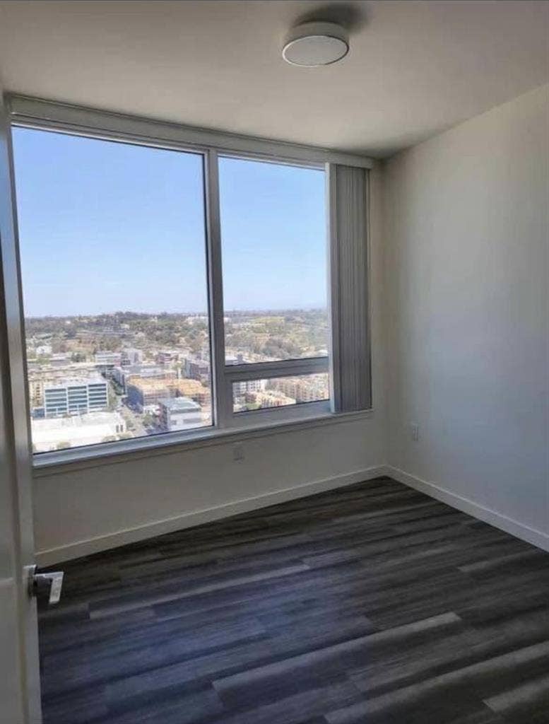Looking for a Roommate-Downtown SD