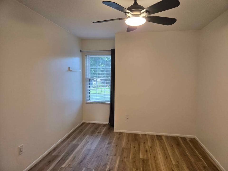 Bedroom w/ shared bath, female only