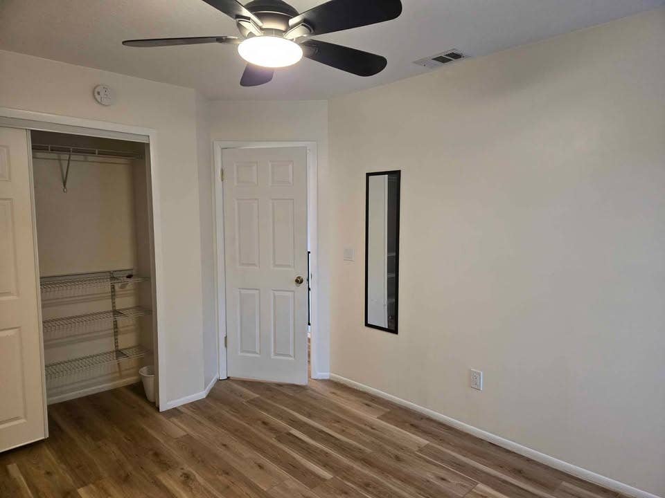 Bedroom w/ shared bath, female only