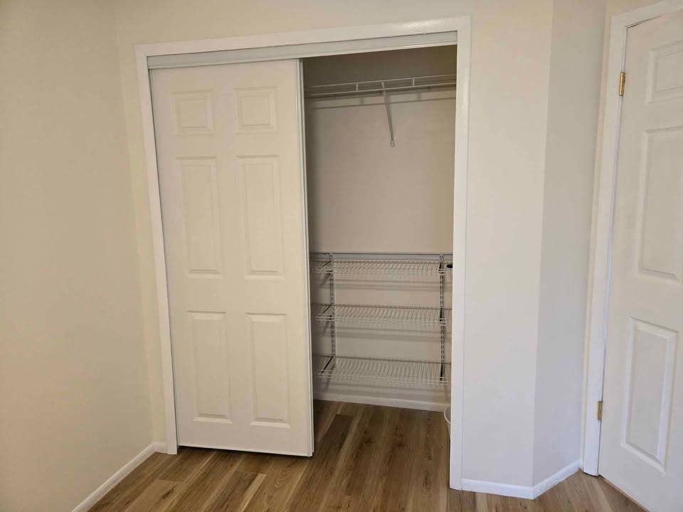 Bedroom w/ shared bath, female only