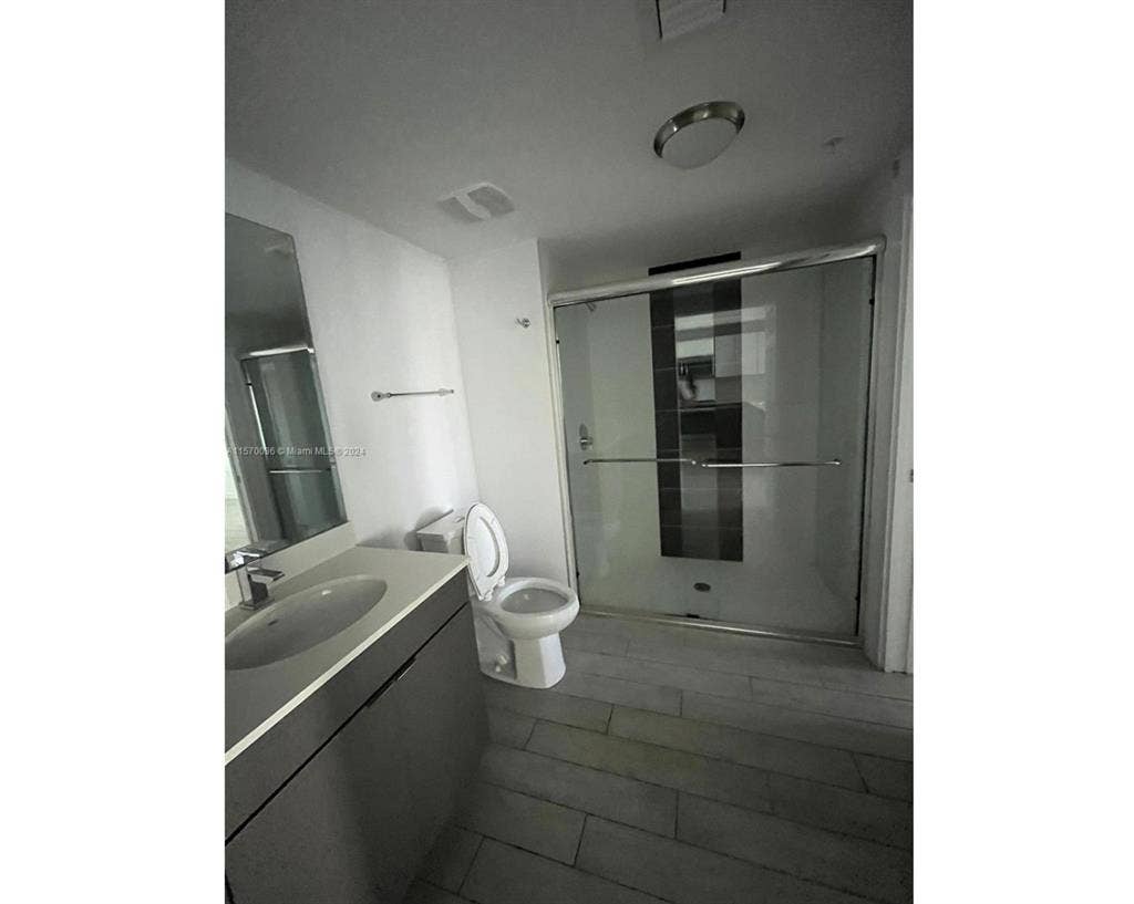Room for rent in Edgewater