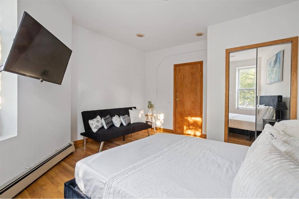 Beautiful room rent-great locationn