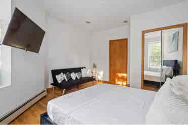 Beautiful room rent-great locationn