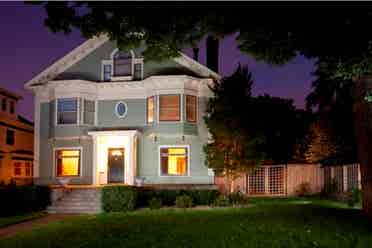 Large upper BR in single fam home