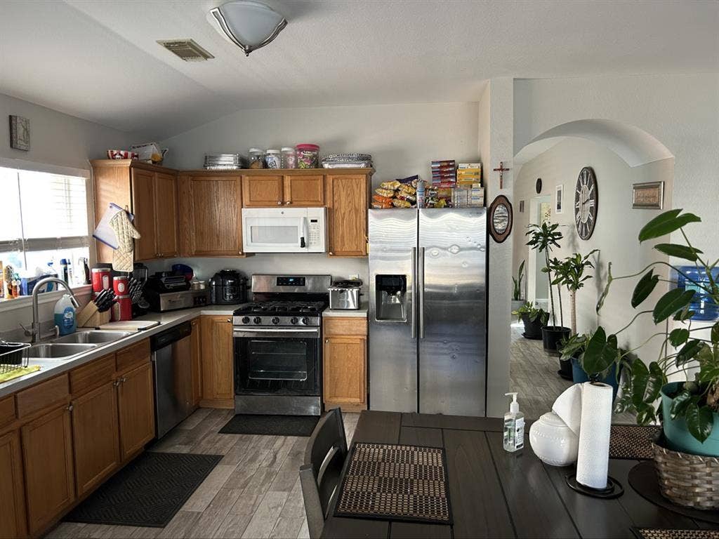 PVT EXCELLENT ROOM AVAILABE MAY/
