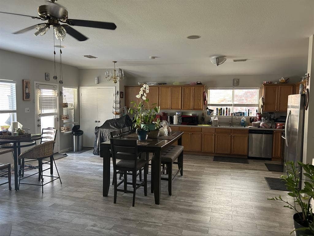 PVT EXCELLENT ROOM AVAILABE MAY/