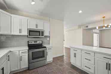 Sunset Strip Spacious 3bd+Den, Pool