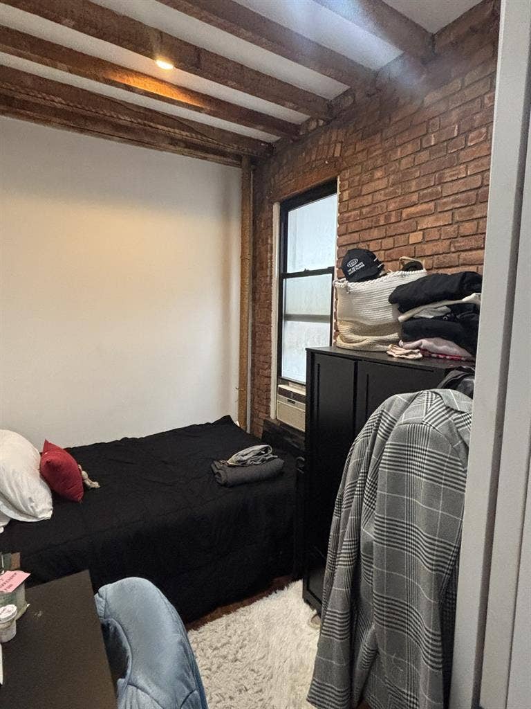 LOOKING FOR ROOMMATE LEASE TAKEOVER