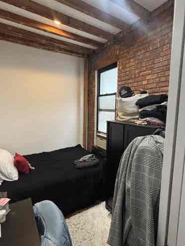 LOOKING FOR ROOMMATE LEASE TAKEOVER