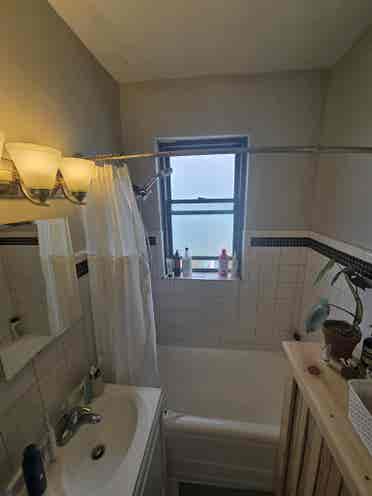 Looking for a Roommate~!