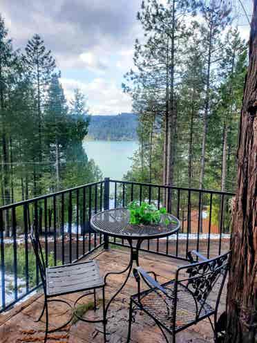 Creative lakeside zen sanctuary