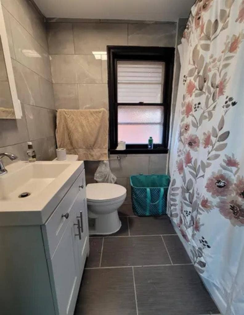 Looking for Roommate offering Rooms