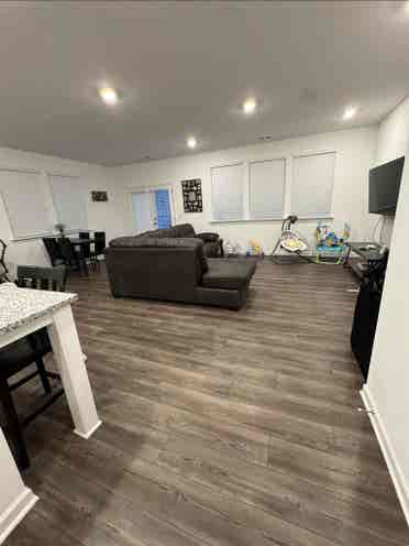 Looking for Roommate