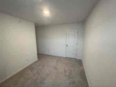 Looking for Roommate