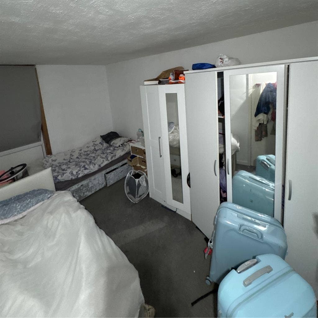 Sharing Room for a female