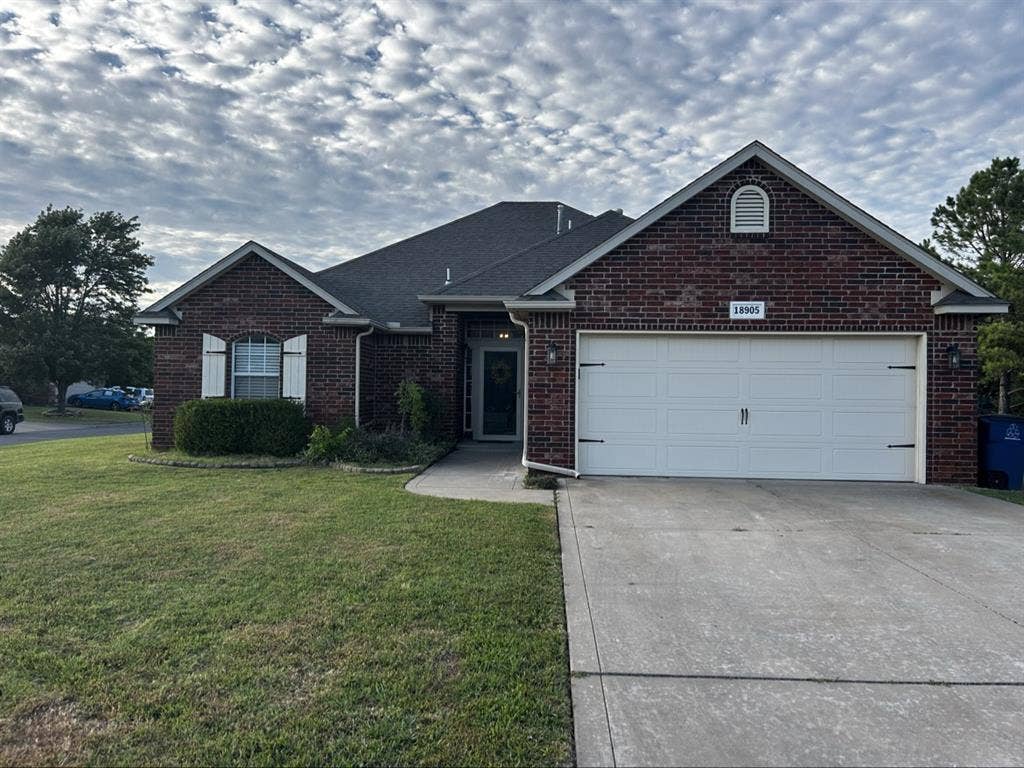 Room for Rent! Starting June