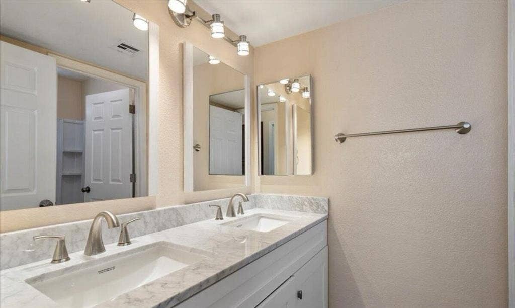 Single room + private bathroom