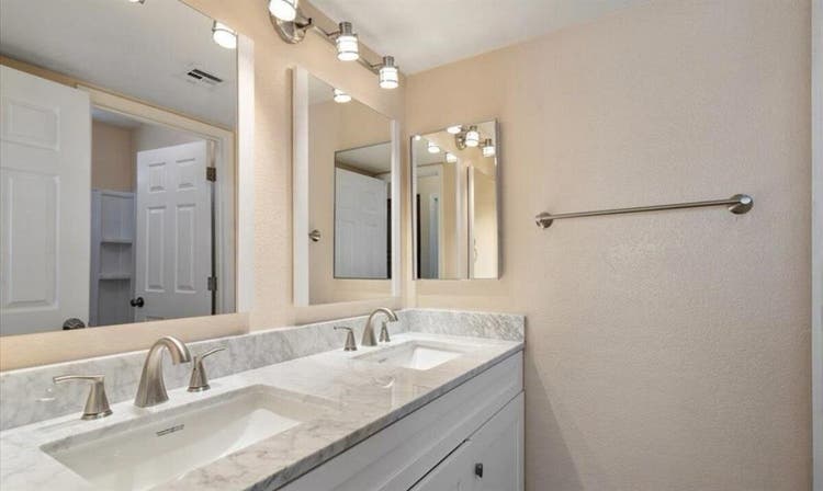 Single room + private bathroom