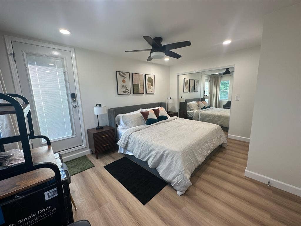 Room w/ensuite bath and balcony