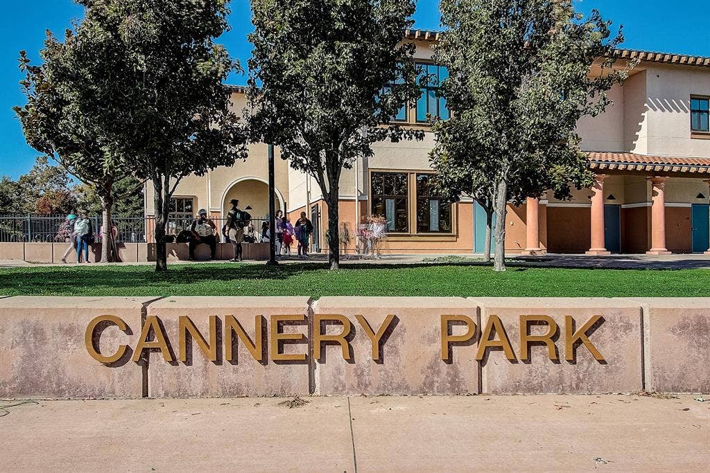 Private Room/Bath in  House