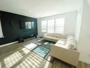 Private Room/Bath in  House