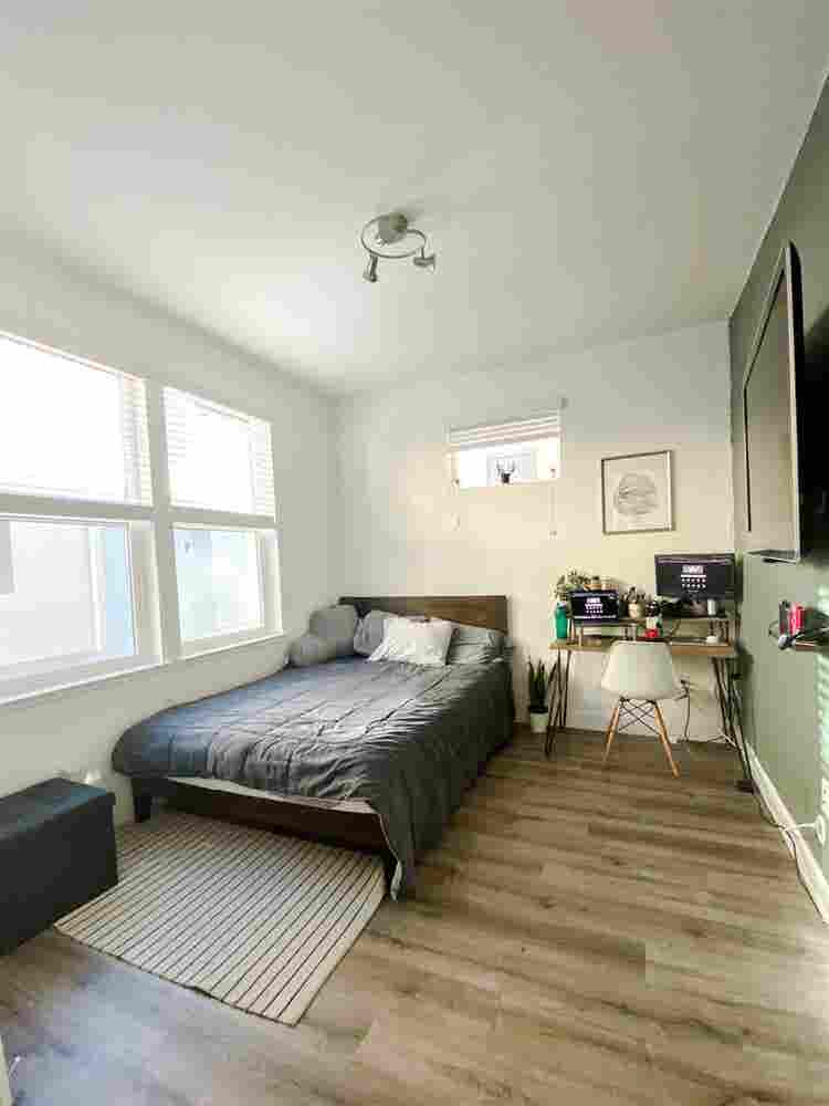 Private Room/Bath in  House