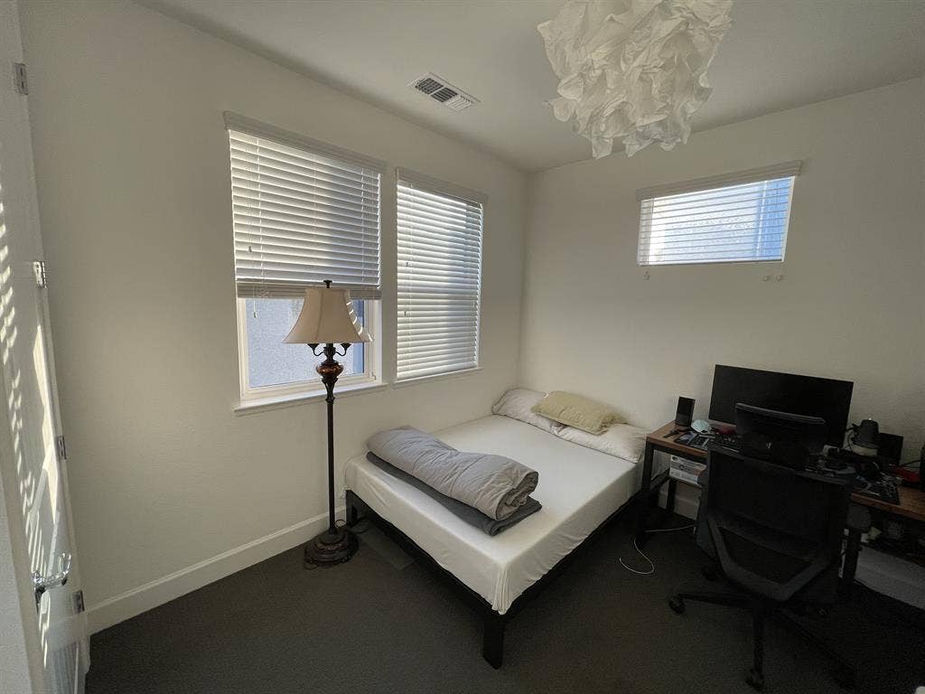 Private Room/Bath in  House