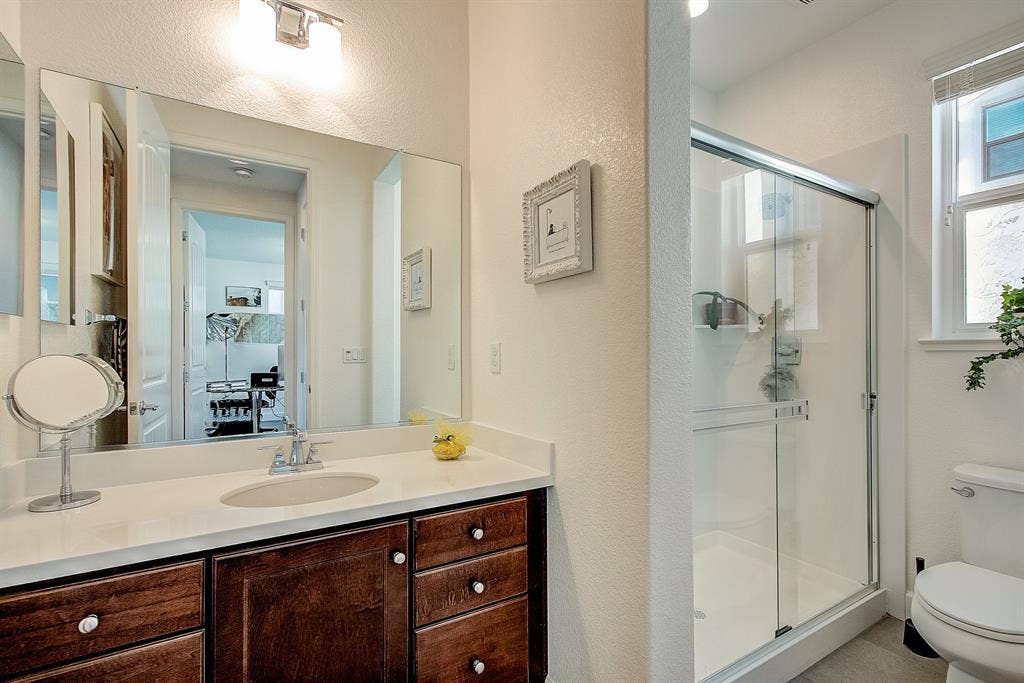 Private Room/Bath in  House