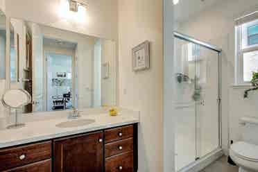 Private Room/Bath in  House