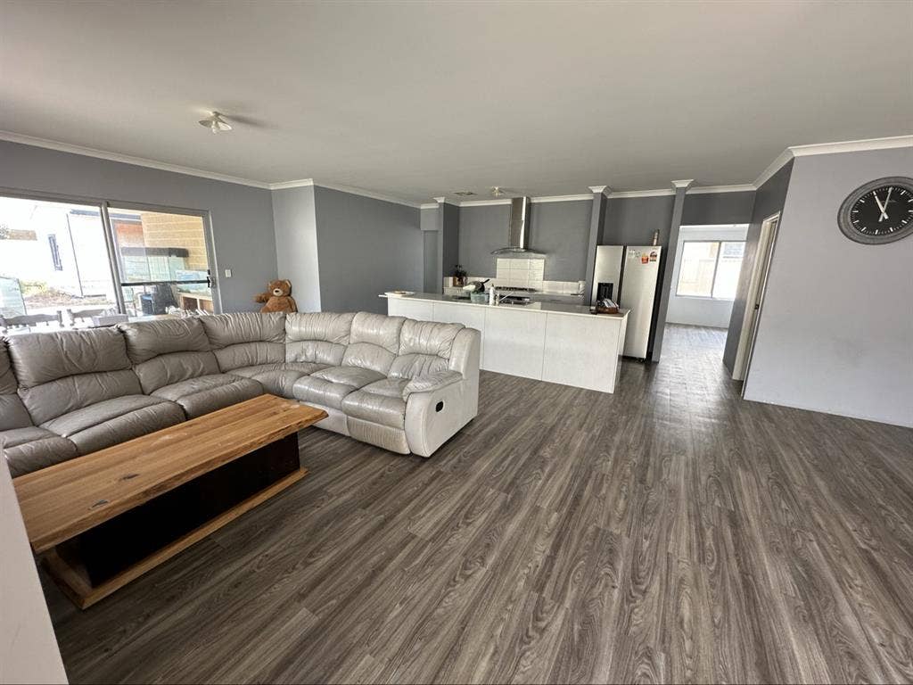 House share for backpackers