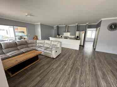 House share for backpackers